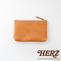 職人手作皮革長方形拉鍊收納包，淺棕色皮革，配有黃銅拉鍊及同色系皮革拉頭，簡約設計，適合日常收納。