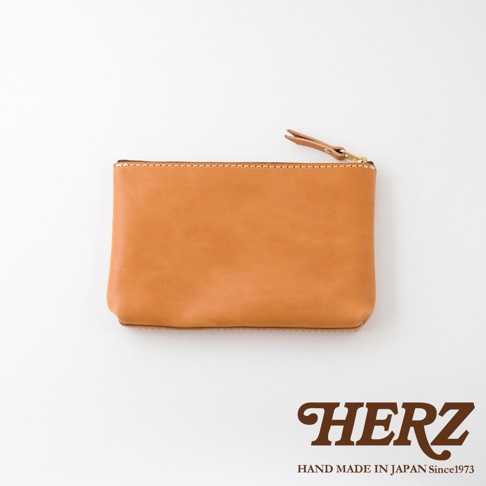 職人手作皮革長方形拉鍊收納包，淺棕色皮革，配有黃銅拉鍊及同色系皮革拉頭，簡約設計，適合日常收納。