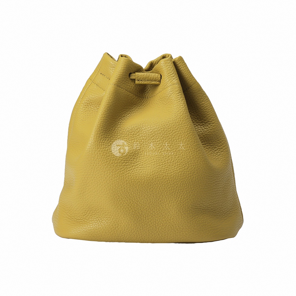 itten-itten BOLLA 義大利皮革束口水桶包，黃色，單獨拍攝在白色背景上