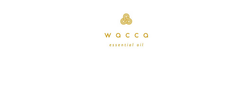 金色線條勾勒出的品牌標誌，下方為品牌名稱「wacca」及「essential oil」字樣，背景為白色。