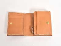 職人手作皮革直式卡片收納雙折短夾，天然皮革色，內含多個卡片夾層與一個拉鍊零錢袋，以白色車縫線勾勒出簡約的設計。