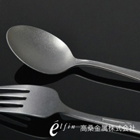 日製熔岩黑石餐具組，包含一把湯匙與一把叉子，皆為金屬材質，呈現深邃的黑色與霧面質感。