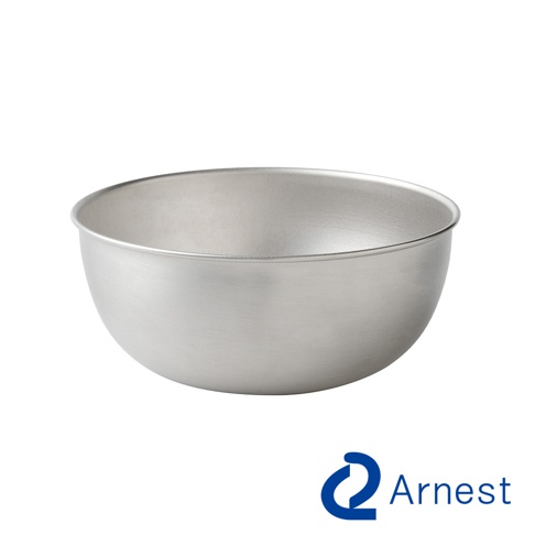 一個銀色、18公分的不鏽鋼調理碗，碗身呈半圓形，邊緣向外捲曲，表面帶有細緻的拉絲紋理。