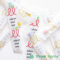 多支獨立包裝的尖頭牙刷，刷毛顏色包含粉紅、黃、紫、綠。牙刷包裝為透明塑膠袋，印有紅色、金色及銀色的「adam and eve」品牌標誌。