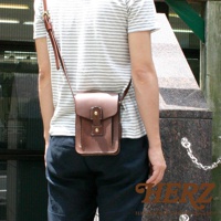 職人手作皮革散步包，深棕色，方正小巧，附有翻蓋及按扣，可斜肩背。