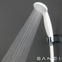 白色蓮蓬頭，出水狀如細絲，附有銀色金屬支架，背景為深灰色。