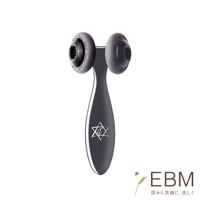 E.遠紅外線美顏滾輪，銀灰色金屬機身，配備兩個灰色滾輪，滾輪中央為黑色。機身印有白色六角星圖案及品牌標誌。