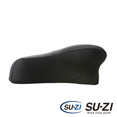 黑色網眼布材質的手感枕，側面呈現流線型設計，一端較寬圓潤，另一端較窄，提供支撐。