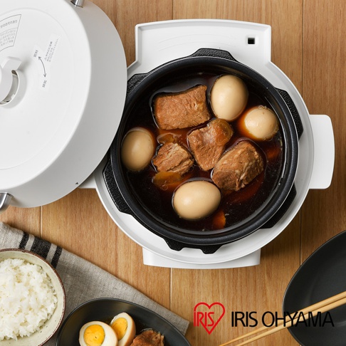 白色電子壓力鍋內有滷肉和滷蛋，鍋蓋開啟。旁邊擺著一碗白飯和一盤滷肉蛋。