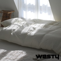 窗邊臥室，被單蓬鬆柔軟，窗簾透光，地板灑落柔和光影，右下角有 WESTY 品牌標誌。