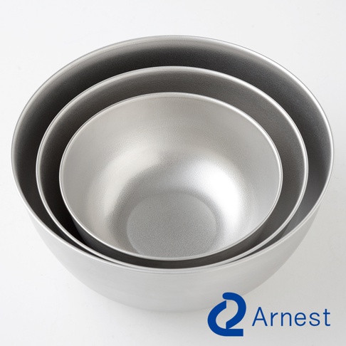 Arnest 品牌防刮不鏽鋼調理碗，由大小不同的三個碗層層疊放，呈現簡約的銀色金屬質感。