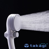 白色圓形蓮蓬頭，噴灑出細密水流，側邊有灰色開關，手柄為白色塑膠材質。