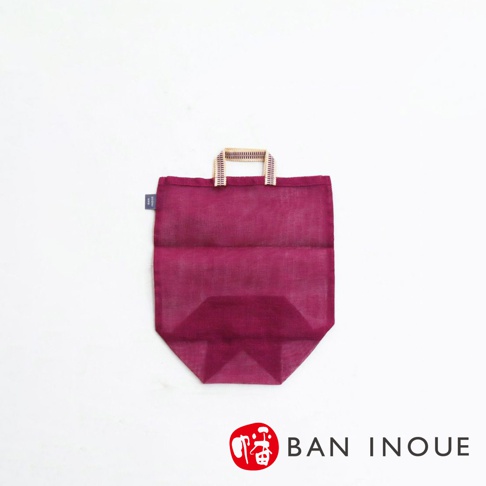 一個紫紅色的提把蔬果透氣收納袋，材質為網布，底部有折疊設計，提把為編織材質。