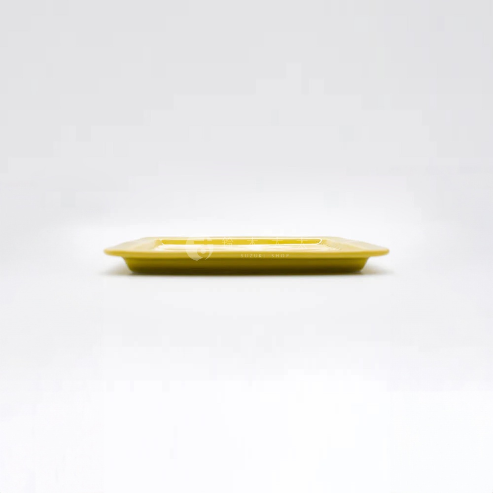 黃色美濃燒素釉吐司酥脆專用盤，盤面印有「SUZUKI SHOP」字樣及圖案，材質為陶瓷，盤邊帶有微翹的弧度。