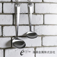 兩個日製不鏽鋼湯杓，湯勺部分為圓弧形，材質為銀色不鏽鋼，皆掛在白色磚牆上。