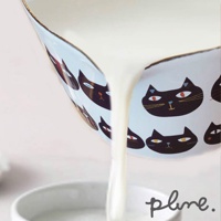 琺瑯單柄牛奶鍋，淺藍色鍋身飾有黑色貓臉圖案，金屬邊緣。