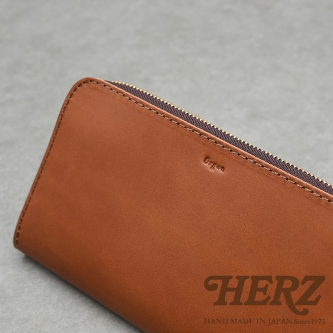 HERZ 職人手作拉鍊長夾，咖啡色皮革，壓印 Organ 和 HERZ 字樣
