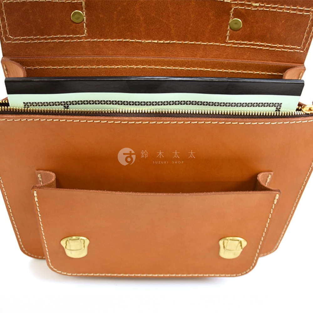 職人手作皮革經典雙扣兩用單肩包，棕褐色皮革，內有隔層，並配有金色金屬鎖扣。