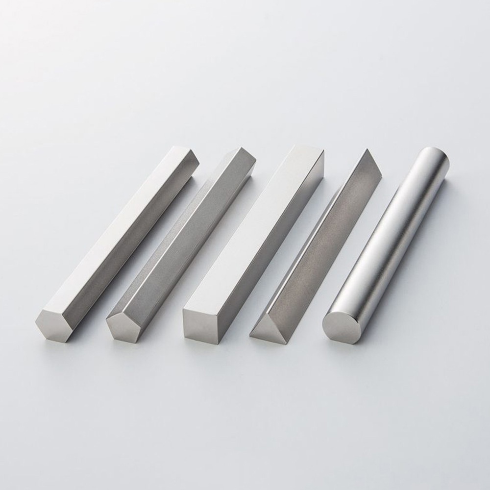 五支銀色金屬製的幾何筷架，分別為六邊形、五邊形、方形、三角形和圓柱形。