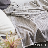 灰色立體直紋純棉微厚單人毯，柔軟舒適，紋理細緻，搭配簡約居家風格。