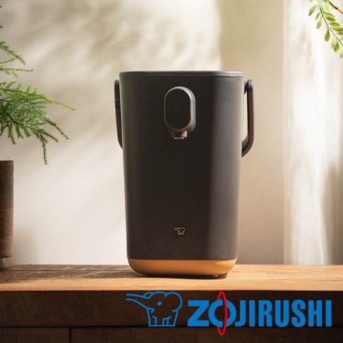 STAN美型微電腦熱水瓶 CP-CBF12，深灰色霧面機身，搭配淺棕色底部，設有提把及出水口，簡約設計。