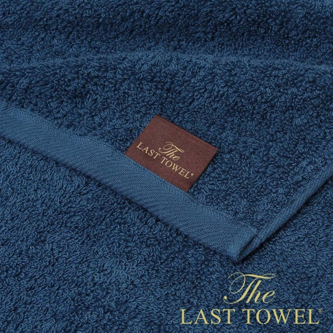 藍色純棉浴巾，特寫柔軟的毛圈織紋，繡有「The LAST TOWEL」品牌標籤。