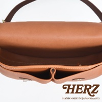 職人手作皮革傳統釣魚包，採用棕褐色皮革製成，包身結構清晰，內有兩個隔層。