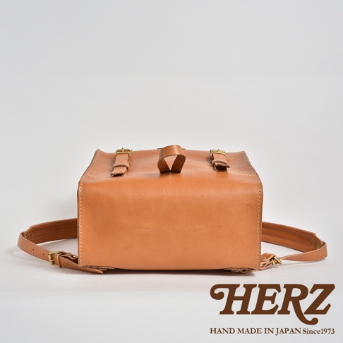 職人手作皮革露營登山用大容量後背包，棕褐色牛皮材質，配有金屬扣環及皮革揹帶，設計簡約實用。