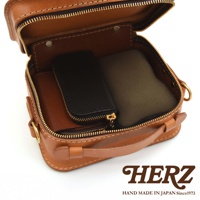 HERZ 品牌標誌，下方印有 HAND MADE IN JAPAN Since1973，展現職人手作的精緻工藝。