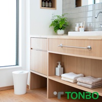 簡約的白色圓形半開垃圾桶，位於木質地板旁，搭配浴室櫃。