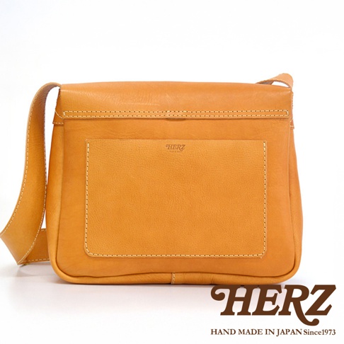 日本HERZ職人手作皮革軟皮橫式斜背包，駝色，帶有壓印的品牌標誌和前置貼袋。