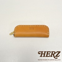 職人手作皮革印章收納袋 KZ-121，此款為原色皮革，採用車縫線裝飾，附有金色拉鍊。