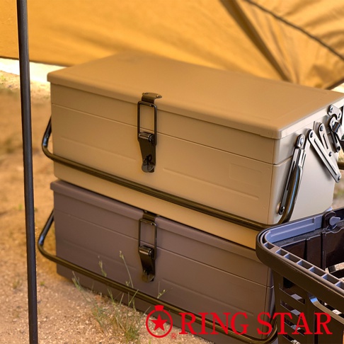 兩個堆疊的淺米色和深灰色金屬工具箱，帶有黑色提把和鎖扣，周圍有黑色金屬框架。