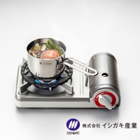 不鏽鋼瓦斯爐架，爐架上放置著一個不鏽鋼湯鍋，鍋內有鮭魚、馬鈴薯及蘆筍等食材，下方有藍色火焰。瓦斯爐主體為銀灰色，右側有紅色旋鈕。