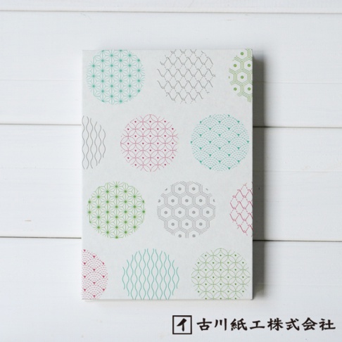 美濃和紙福氣御朱印帳，白色紙面印有粉紅色、綠色、藍綠色和灰色線條構成的圓形吉祥圖案，如麻葉紋、青海波紋、龜甲紋等。