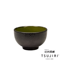 黑色陶製抹茶碗，外觀帶有粗糙紋理，內部釉色為鮮綠色。