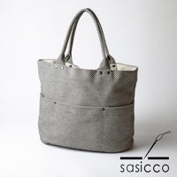 三河木綿刺子織大開口托特包，黑色與白色格紋，兩側有立體口袋，內襯為米白色帆布，附有兩個提把，頂部有金屬釦設計。