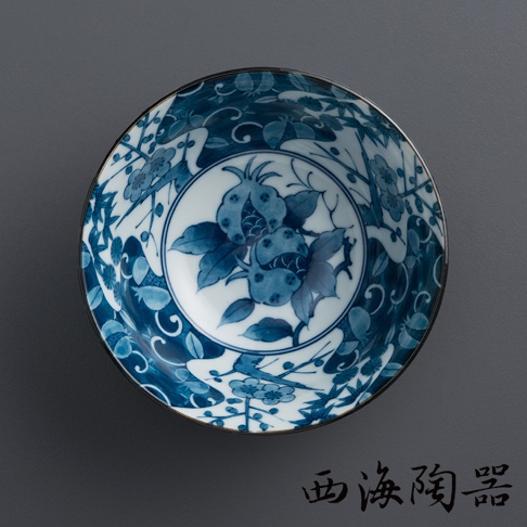 陶瓷粥碗，內壁飾有藍色手繪花鳥圖案，中心描繪石榴與葉子，外圍有竹子、花朵與飛鳥，碗口邊緣有細緻的金色鑲邊。