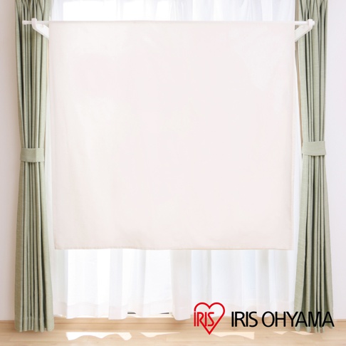 IRIS OHYAMA 頂天立地窗框曬衣架，附有品牌標誌，掛在窗戶上，兩側有綠色窗簾。
