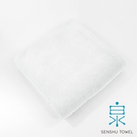 一張白色長纖維浴巾，材質柔軟，表面有細緻的毛圈，右下角有藍色日文「泉」字圖案及英文「SENSHU TOWEL」字樣。