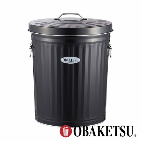 OBAKETSU 品牌的手工製黑色金屬垃圾桶，帶有蓋子和提把。