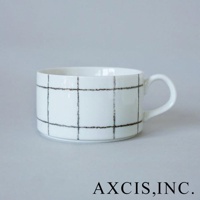 白色陶瓷手繪馬克杯，杯身佈滿炭灰色網格線條，帶有圓形把手，風格簡約。