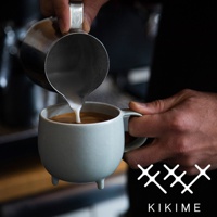 淺藍色美濃燒斑石釉球型馬克杯，有三個小腳，正被倒入牛奶，營造出豐富的咖啡拉花。