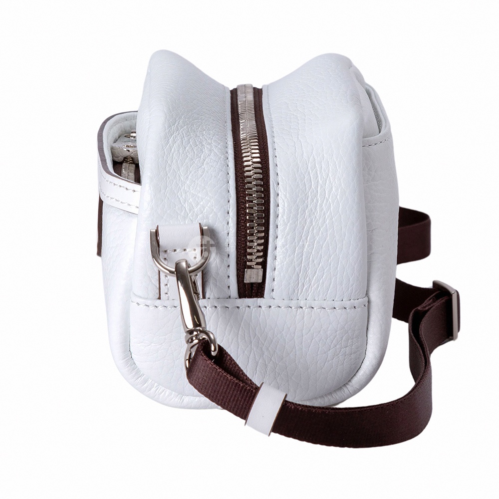 JETTER 迷你側背包 CJTH-040，白色皮革材質，配有銀色拉鍊和深棕色織帶。包身結構圓潤，帶有一個金屬掛鉤和可調節的織帶背帶。