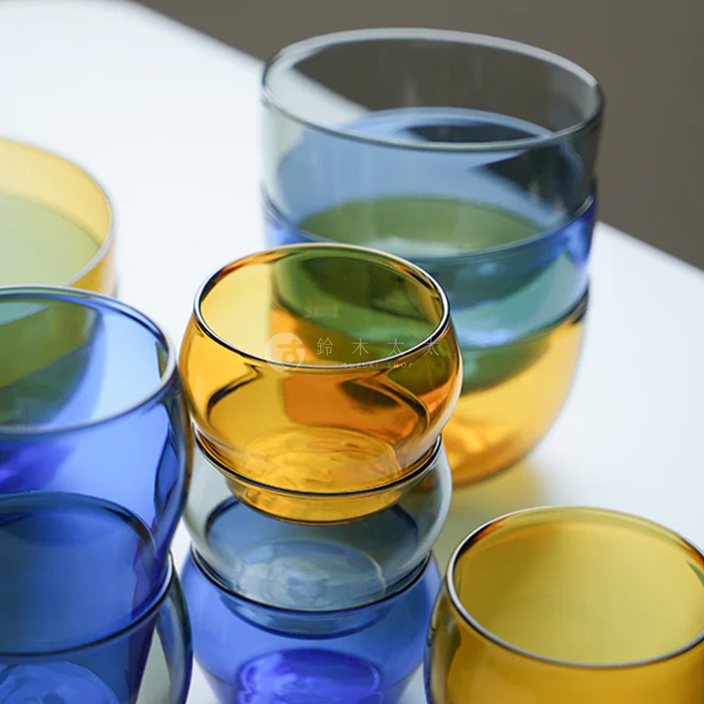 LAGOM 清透復古圓潤點心碗，由玻璃製成，呈現琥珀黃與寶石藍兩色。碗身圓潤，造型簡約，適合盛裝點心。