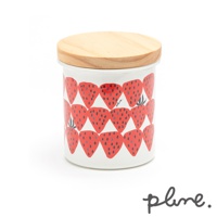 白色琺瑯儲物罐，印有紅色草莓圖案，配有天然木製蓋子。