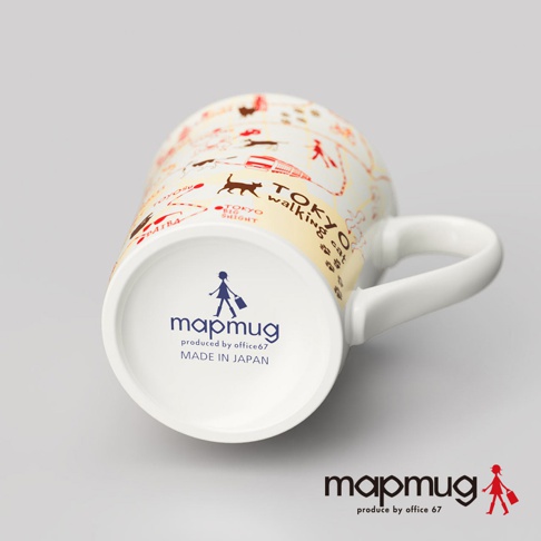 mapmug 手繪地圖馬克杯，東京篇。白色陶瓷杯身印有黃色背景的東京散步地圖，包含紅色線條勾勒的建築、黑色的貓咪圖案及日文地名。杯底印有藍色 mapmug Logo、made in Japan 字樣。