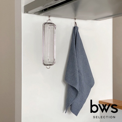 不鏽鋼長型簡約瀝水籃，銀色金屬網格設計，兩端有掛環，可懸掛於廚房抽油煙機下方。