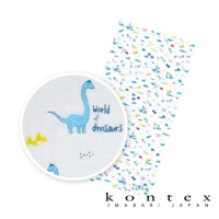 二層紗嬰兒毯，白色底布印有藍色長頸龍圖案及「World of dinosaurs」字樣，另有黃色三角形及多色小恐龍圖案散佈其間。