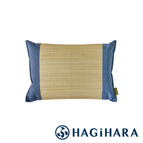 藺草編織的枕芯，兩側為藍色布料包邊，枕頭整體呈長方形，質感自然，適合居家使用。